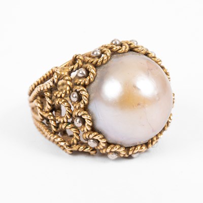 Lot 252 - A Mabe pearl dress ring