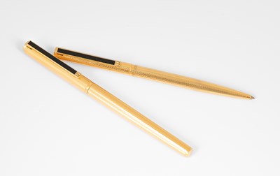 Lot 287 - A Dunhill gold plated cased fountain pen set
