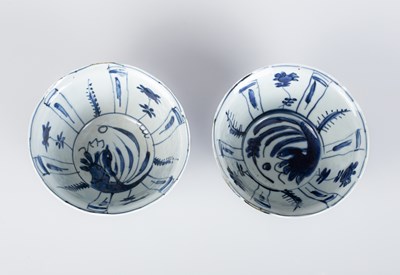 Lot 553 - A pair of Chinese blue and white kraak bowls