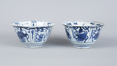 Lot 553 - A pair of Chinese blue and white kraak bowls