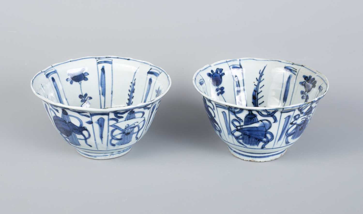 Lot 553 - A pair of Chinese blue and white kraak bowls
