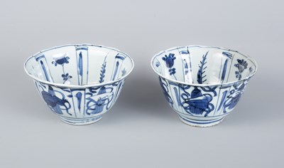 Lot 234 - A pair of Chinese blue and white kraak bowls