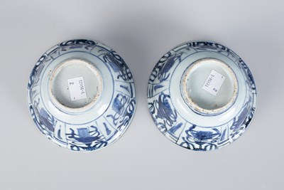 Lot 553 - A pair of Chinese blue and white kraak bowls