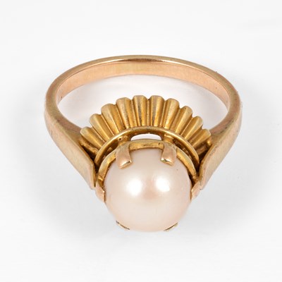 Lot 184 - A yellow metal and cultured pearl dress ring
