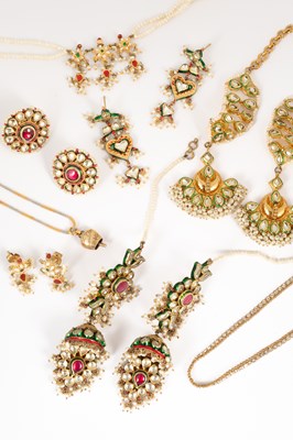 Lot 191 - A collection of yellow metal gem set costume jewellery