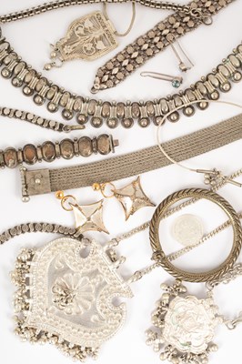 Lot 192 - A collection of white metal jewellery