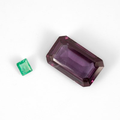 Lot 154 - † Two loose gemstones