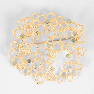 Lot 156 - A yellow metal and emerald brooch