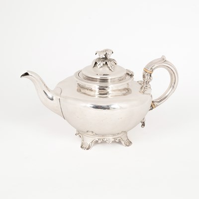 Lot 8 - A Victorian silver teapot