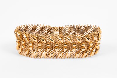Lot 239 - A yellow metal mesh bracelet