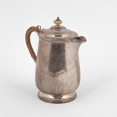 Lot 41 - An Edwardian silver hot water jug