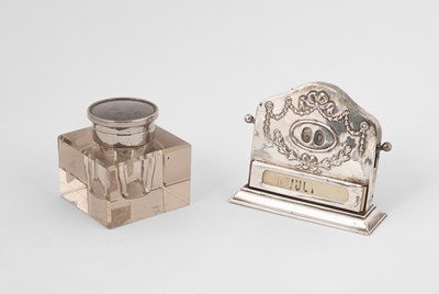 Lot 89 - An Edwardian silver desk calendar