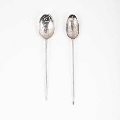 Lot 12 - A Georgian silver mote spoon