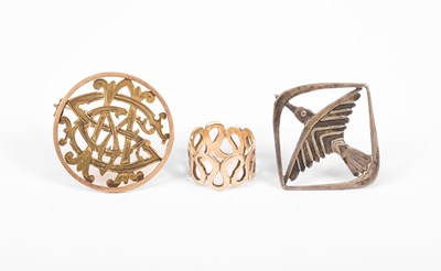 Lot 197 - A 9ct gold ring of wavy design