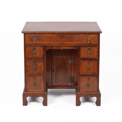 Lot 842 - A George I walnut and crossbanded kneehole desk