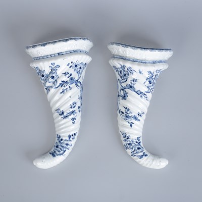 Lot 799 - A pair of Worcester cornucopia-shaped wall vases