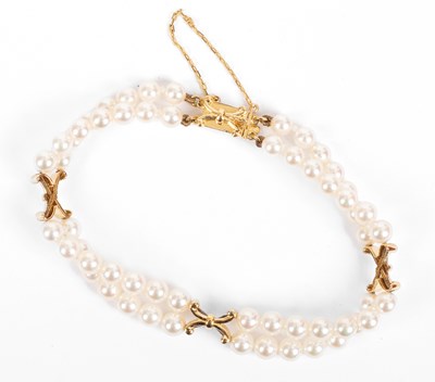 Lot 211 - An 18ct gold and cultured pearl bracelet