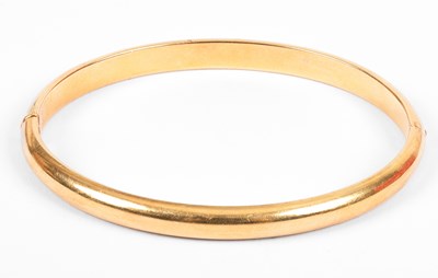 Lot 225 - An 18k yellow gold hinged bangle