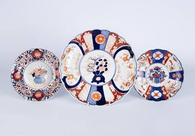 Lot 564 - A pair of Japanese Imari plates