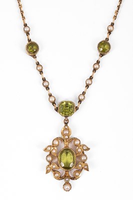 Lot 244 - An Edwardian 15ct gold, peridot and pearl pendant necklace
