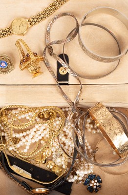 Lot 227 - A quantity of costume jewellery
