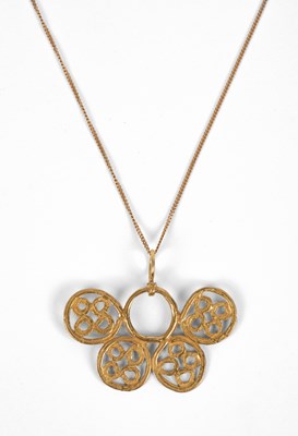 Lot 178 - Galeria Cano: an 18k gold reproduction of a pre-Colombian Aretera pendant