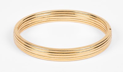 Lot 179 - An 18ct yellow gold hinged bangle