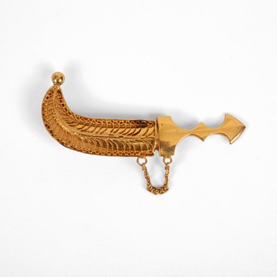 Lot 180 - A gold brooch of Jambiya form