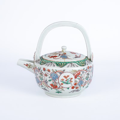 Lot 556 - A Japanese Kakiemon style teapot