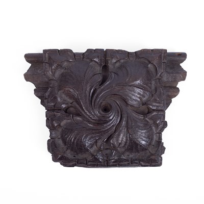 Lot 704 - A 16th Century carved oak key stone