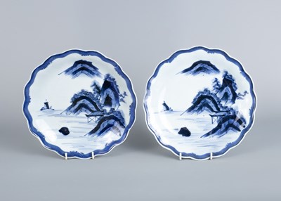 Lot 552 - A set of five Japanese blue and white plates