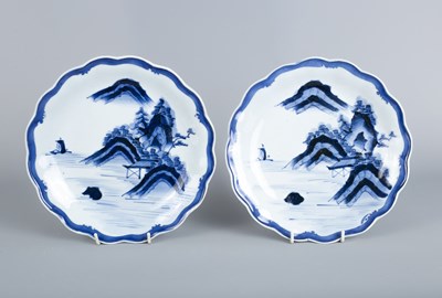 Lot 552 - A set of five Japanese blue and white plates