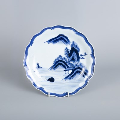 Lot 552 - A set of five Japanese blue and white plates