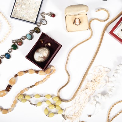Lot 42 - A collection of costume jewellery