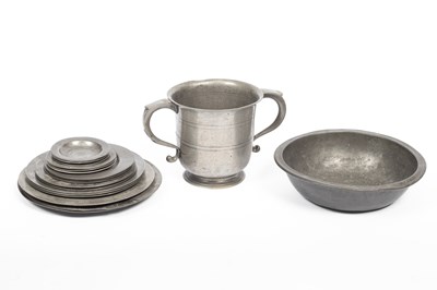 Lot 693 - A pewter loving cup