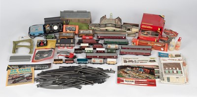 Lot 909 - Hornby 00 gauge scale models