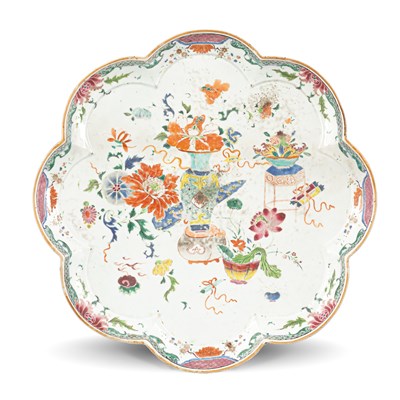 Lot 287 - A large Chinese famille rose platter