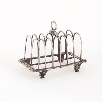 Lot 142 - A George III silver toast rack