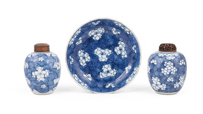 Lot A Chinese blue and white circular dish