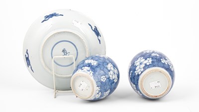 Lot 186 - A Chinese blue and white circular dish