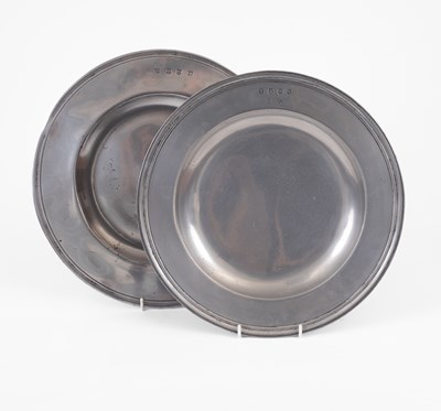 Lot 370 - A William & Mary triple-reeded pewter plate