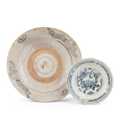 Lot 193 - A Chinese provincial blue and white foliate dish