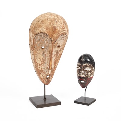 Lot 505 - A large carved Ngil-type mask