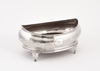 Lot 150 - A George III silver boat-shaped cruet stand