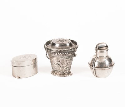 Lot 166 - A George III silver nutmeg grater