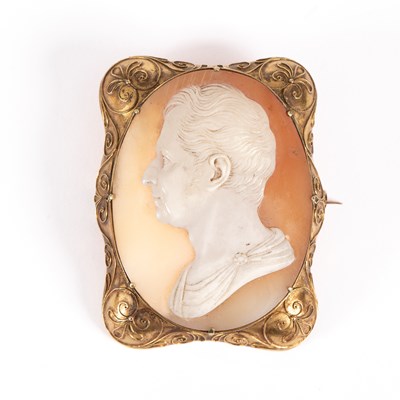 Lot 61 - A fine 19th Century carved shell cameo brooch