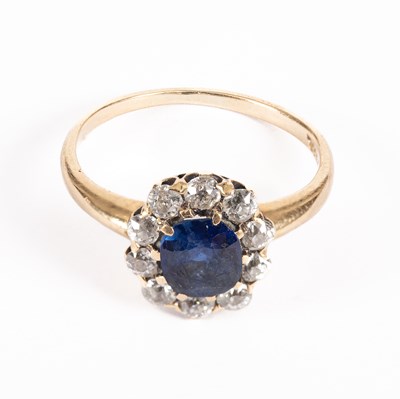 Lot 67 - Theodore B Starr: a sapphire and diamond cluster ring