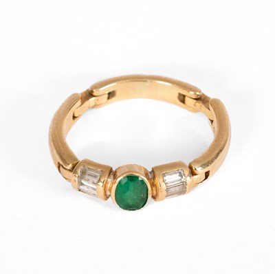 Lot 71 - An emerald and diamond articulated dress ring