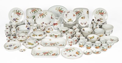 Lot 264 - A large quantity of Royal Worcester Evesham pattern dinner wares