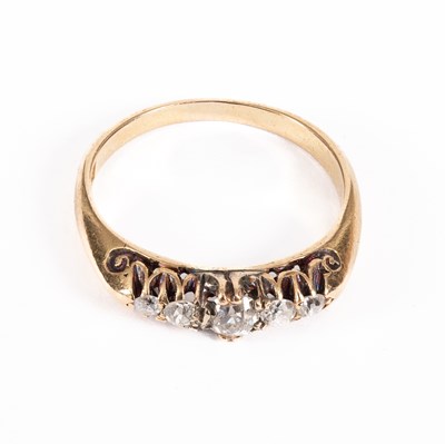 Lot 16 - A Victorian diamond five-stone ring